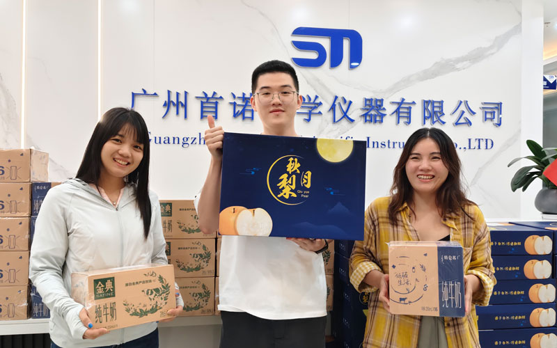 广州首诺员工领取礼品合照