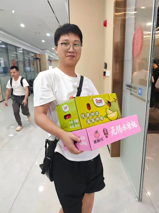 首诺员工领取端午礼品