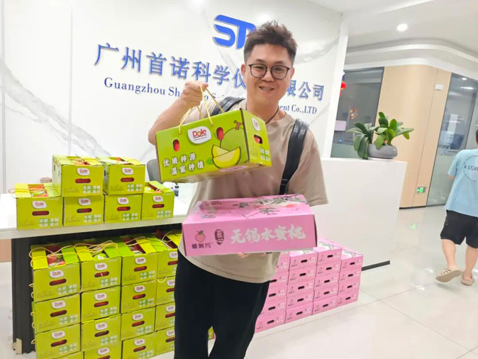 首诺人笑意领取礼品