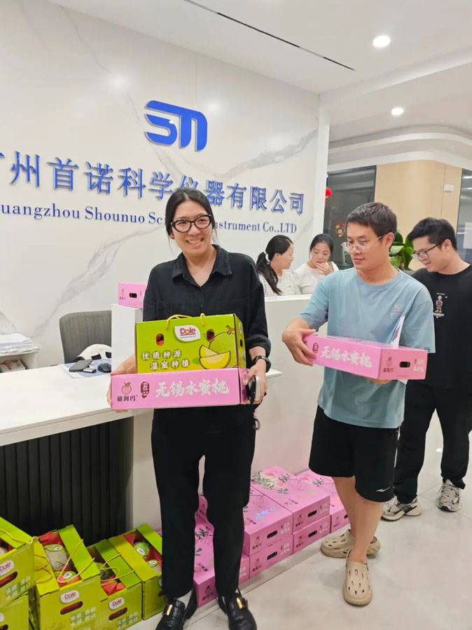 首诺员工领取端午礼品